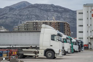 Kamyon Park açık havada depodaki Park edilmiş