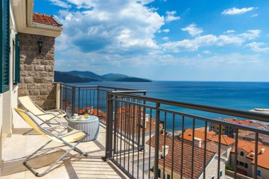 Deniz Manzaralı Villa geniş teras. Teras elit köy evleri çatılarda manzarası ve demirli lüks marinasıyla yat ve tekneler
