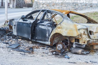 Yakın çekim binek otomobil yolda kaza dahil ve kazadan sonra yandı