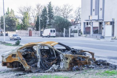 Yakın çekim binek otomobil yolda kaza dahil ve kazadan sonra yandı