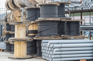 Besin maddeler ve içecekler açık havada inşaat pazarında Satılık sergilenmektedir