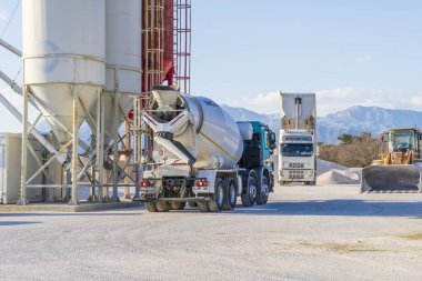 Ement tesisi İnşaat malzemeleri üretim için bölge. İnşaat ve sanayi malzemeleri inşaat içinde açık peron