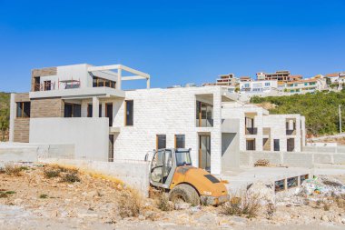 Bir güneşli bahar günü, Adriyatik kıyısındaki Villa Kompleksi İnşaatı şantiye. Bitmemiş bir binanın görünümü