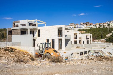 Bir güneşli bahar günü, Adriyatik kıyısındaki Villa Kompleksi İnşaatı şantiye. Bitmemiş bir binanın görünümü