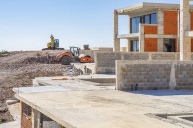 Bir güneşli bahar günü, Adriyatik kıyısındaki Villa Kompleksi İnşaatı şantiye. Bitmemiş bir binanın görünümü