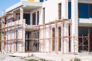 Bir güneşli bahar günü, Adriyatik kıyısındaki Villa Kompleksi İnşaatı şantiye. Bitmemiş bir binanın görünümü