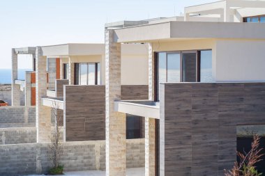 Bir güneşli bahar günü, Adriyatik kıyısındaki Villa Kompleksi İnşaatı şantiye. Bitmemiş bir binanın görünümü