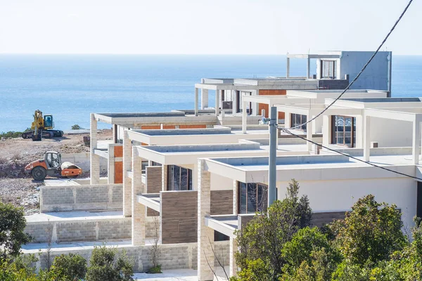 Bir güneşli bahar günü, Adriyatik kıyısındaki Villa Kompleksi İnşaatı şantiye. Bitmemiş bir binanın görünümü