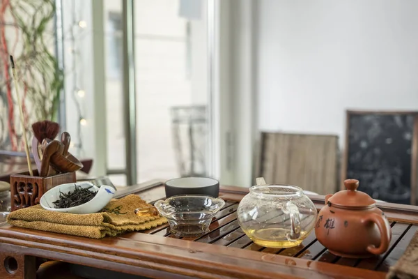 中国品茶在茶馆 中国茶具 中国传统茶壶特写镜头和竹席上的杯子 — 图库照片