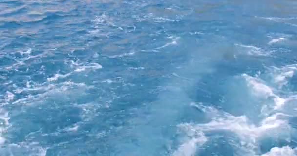 Яхта класса люкс тонет в море — стоковое видео