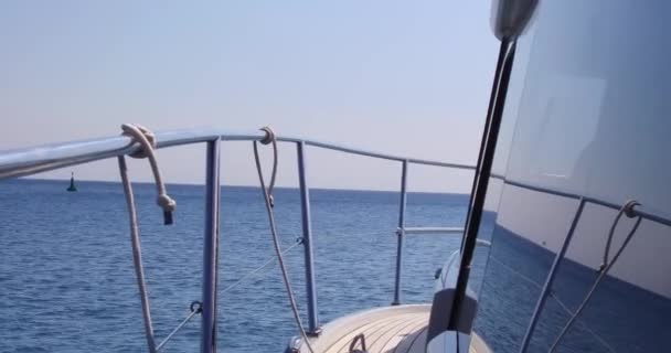 Yate de lujo está navegando en el mar, grandes olas espumosas divergen de la quilla y los lados del yate. Las montañas se ven desde el tablero — Vídeo de stock