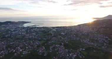 Adriyatik kıyısında yer alan yeşil Karadağ kasabası Bar'ın havadan çekilen quadcopter çekimi ilkbaharda gün batımında meydana geldi. Arka planda dağ
