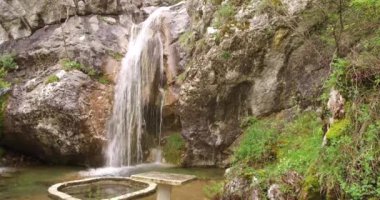 Dağlardaki şelale yakın. İlkbaharda dağ nehri şelale görünümü. Şelale nehir sahnesi