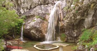 Dağlardaki şelale yakın. İlkbaharda dağ nehri şelale görünümü. Şelale nehir sahnesi