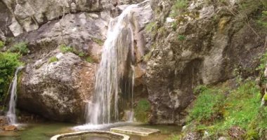 Dağlardaki şelale yakın. İlkbaharda dağ nehri şelale görünümü. Şelale nehir sahnesi