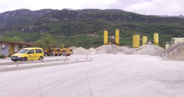 工业区 生产建筑材料的混凝土厂 机器正在施工现场工作 — 图库视频影像