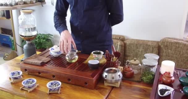 Degustação Chá Chinês Loja Chá Vendedor Vestido Europeu Prepara Chá — Vídeo de Stock