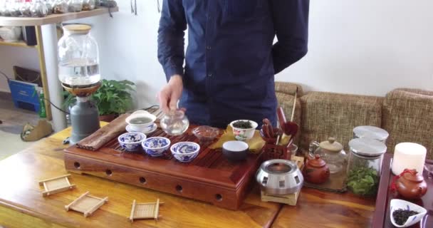 Chinesische Teeverkostung Teeladen Der Verkäufer Europäischem Gewand Brüht Chinesischen Tee — Stockvideo