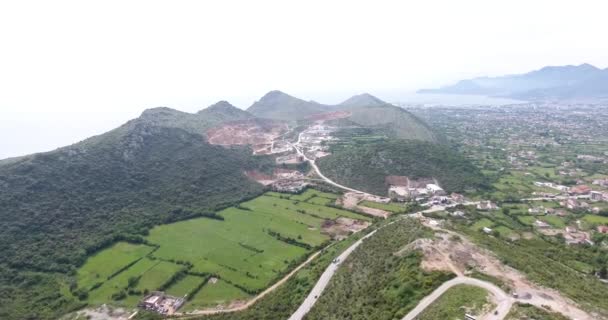 Vuelo Quadcopter Sobre Valle Montaña Vista Los Campos Verdes Tejados — Vídeo de stock