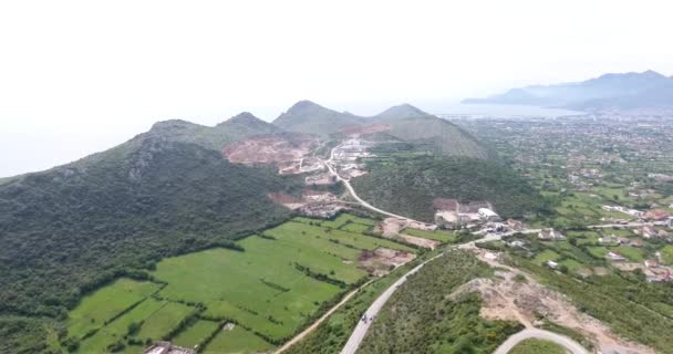 Vuelo Quadcopter Sobre Valle Montaña Vista Los Campos Verdes Tejados — Vídeo de stock