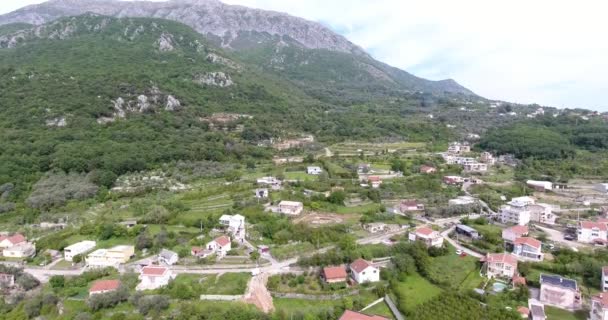 Vuelo Quadcopter Sobre Valle Montaña Vista Los Campos Verdes Tejados — Vídeo de stock