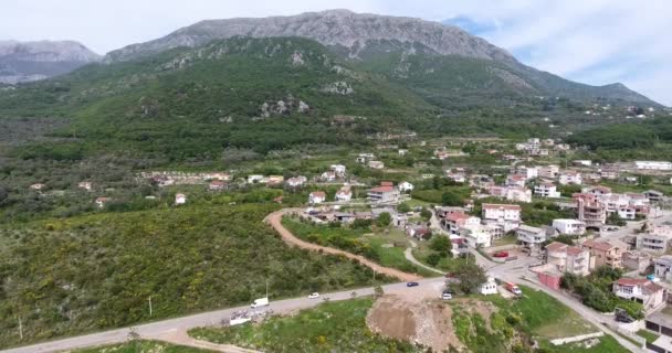 Vuelo Quadcopter Sobre Valle Montaña Vista Los Campos Verdes Tejados — Vídeo de stock