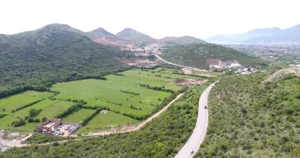 Voo Quadricóptero Sobre Vale Montanha Vista Dos Campos Verdes Telhados — Vídeo de Stock