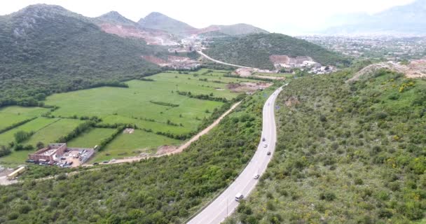 Vuelo Quadcopter Sobre Valle Montaña Vista Los Campos Verdes Tejados — Vídeo de stock