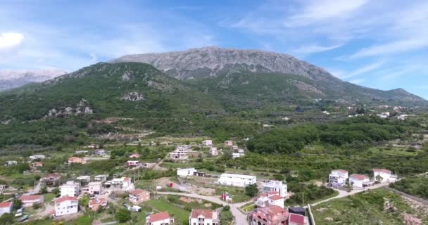 Vuelo Quadcopter Sobre Valle Montaña Vista Los Campos Verdes Tejados — Vídeos de Stock