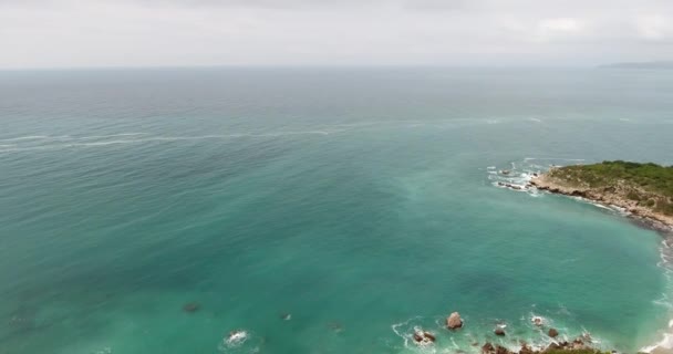 Vue aérienne d'un magnifique paysage balnéaire d'une mer Adriatique en été. Quadcopter vole au-dessus du littoral couvert de forêt verte et vole vers la mer turquoise  