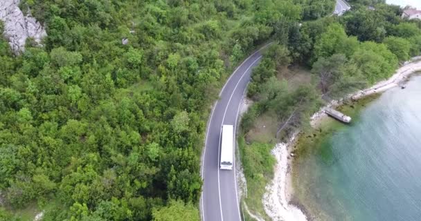 Quadcopter Terbang Atas Jalan Aspal Sempit Berjalan Sepanjang Pantai Laut — Stok Video