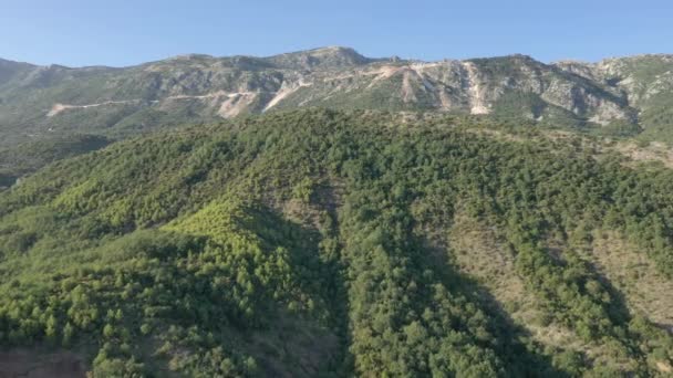 Vuelo del dron sobre las montañas — Vídeo de stock