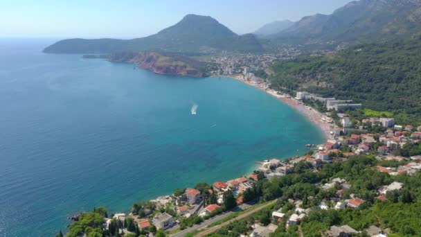 Voando sobre o litoral para o mar azul-turquesa — Vídeo de Stock