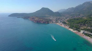 Deniz kıyısından turkuaz denize uçmak