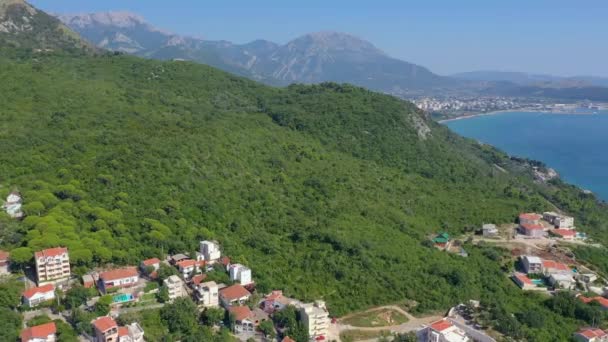 Légi felvétel egy falu található a hegyen — Stock videók