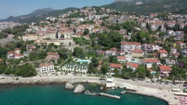 Mavi denizüzerinde deniz kıyısına doğru uçuş