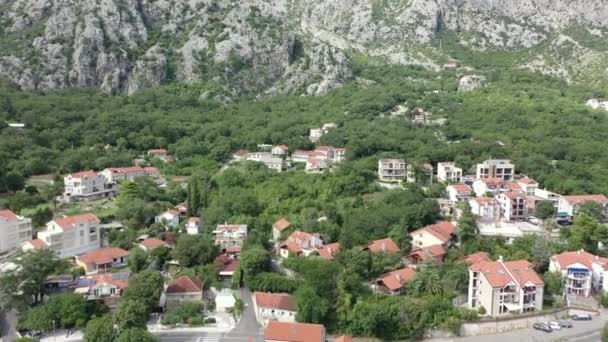 Villaggio balneare ai piedi della montagna — Video Stock