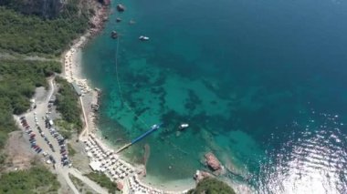 Adriyatik deniz kıyı şeridi üzerinde Uçuş