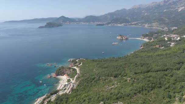 Vlucht boven de kustlijn van de Adriatische Zee — Stockvideo