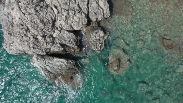 Deniz dalgaları kıyı kayalıklarına karşı yuvarlanıyor — Stok video