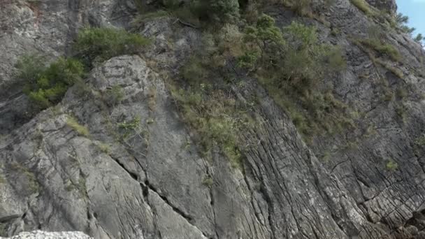 Quadcopter s'élève au-dessus d'une falaise escarpée — Video