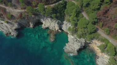 Deniz dalgaları kayalık sahilde dalgalanır