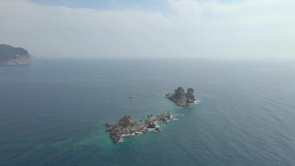 Drone vuela a dos pequeñas islas en el mar — Vídeo de stock