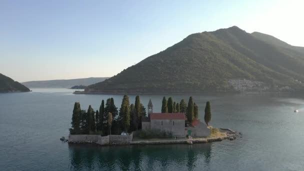 Vliegen Adriatische Kust Azuurblauwe Zee Een Klein Eiland Resort Met — Stockvideo