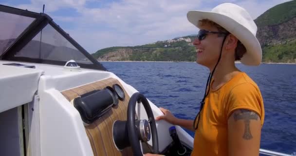 Дівчина Капітан Моторного Човна Стоїть Шоломі Човен Пливе Морі Дівчина — стокове відео