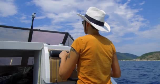 Menina Capitão Barco Motor Fica Leme Barco Está Navegando Mar — Vídeo de Stock