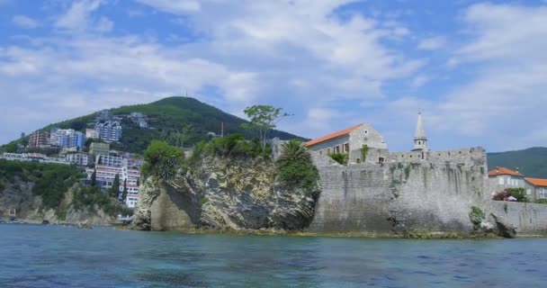 在亚得里亚海航行通过半岛 古城布德瓦及其传统巴尔干风格的石堡 庙宇和房屋就坐落在那里 — 图库视频影像