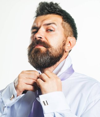 Modaya uygun sakallı adam gömleğine düğme tak. Şık damat düğüne hazırlanıyor. İş adamı şirket toplantısına hazırlanıyor. Şık bir işadamı işe hazırlanıyor. Çalışma gününün başlangıcı