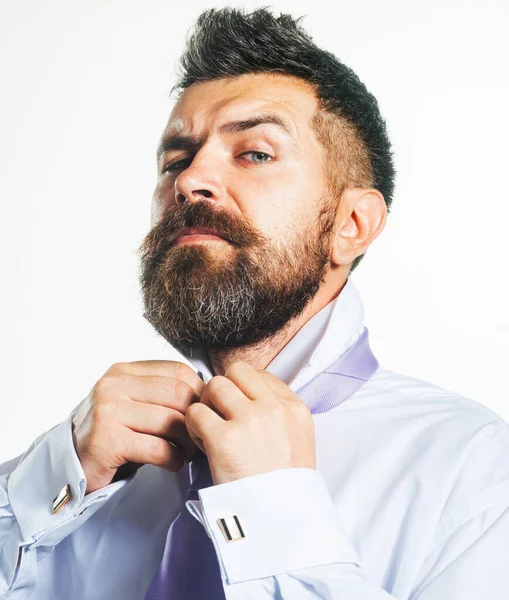 Modaya uygun sakallı adam gömleğine düğme tak. Şık damat düğüne hazırlanıyor. İş adamı şirket toplantısına hazırlanıyor. Şık bir işadamı işe hazırlanıyor. Çalışma gününün başlangıcı