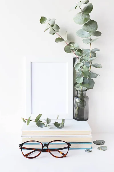 Feminina Stationära Scen Sammansättning Silver Dollar Eucalyptus Blad Böcker Glas — Stockfoto